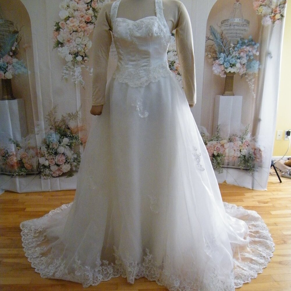 Wedding dress with lace train /Robe de mariée avec traine dentelle  Size 4